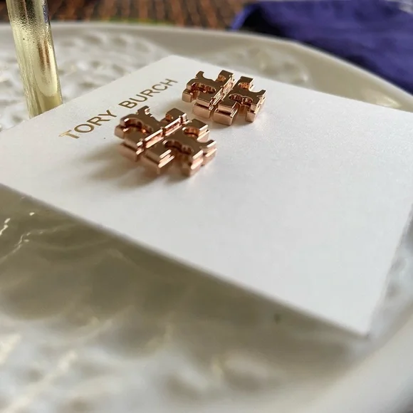 NWT! Tory Burch large logo stud earrings in rose gold - Picture 3 of 12